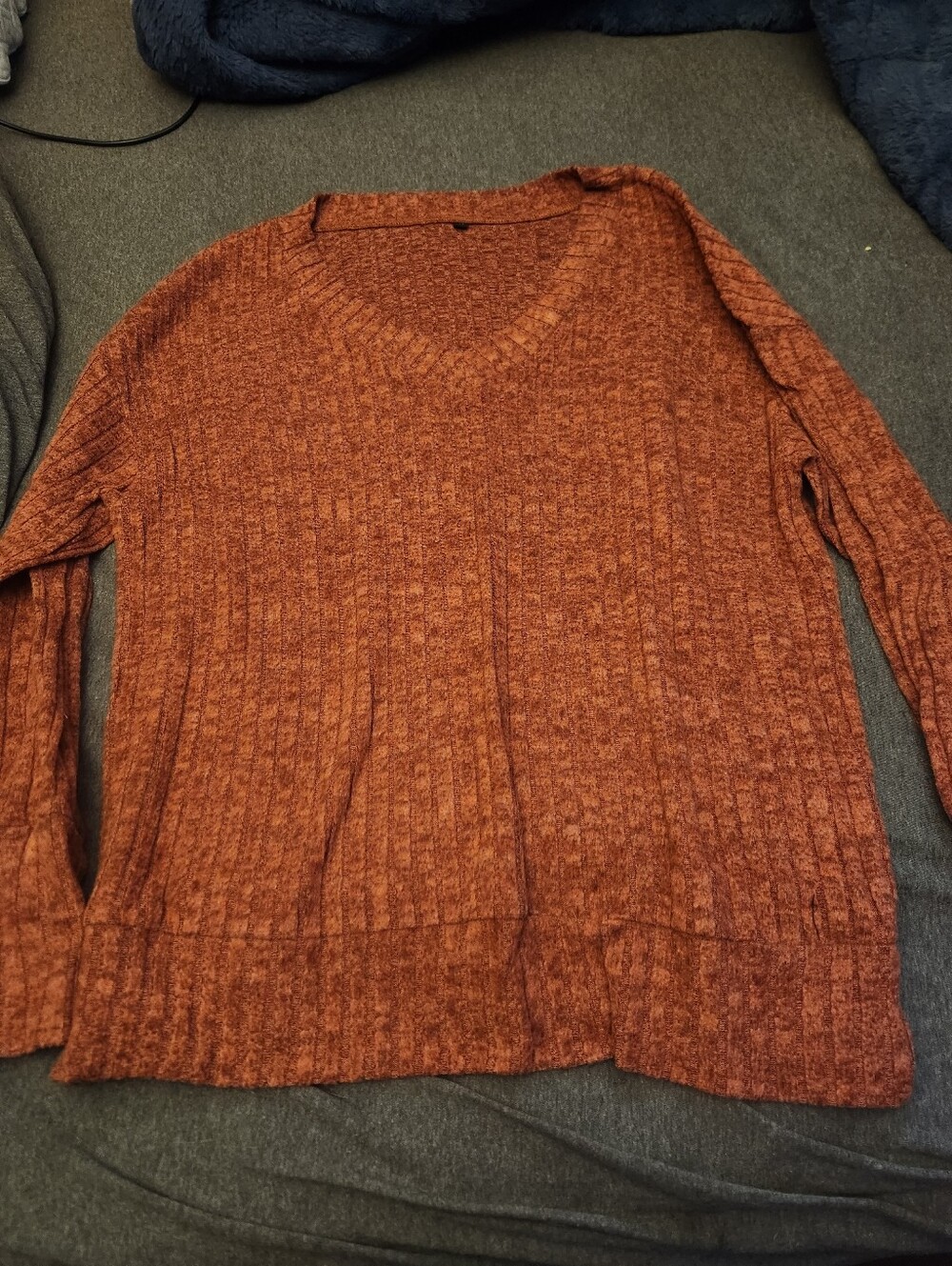 V-Neck Ribbed Pullover Sweater in Rust